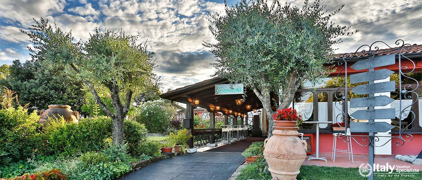 A charming entrance surrounded by lush greenery, welcoming you to Park Hotel Junior.