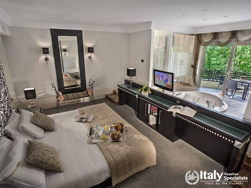 Wake up to nature in this spacious room, featuring a private Jacuzzi and garden views.