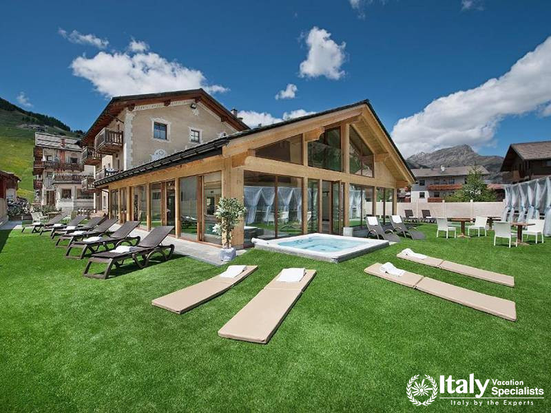 Outdoor Spa and Lounge Area in Bivio Hotel Plaza in Livigno, Italy