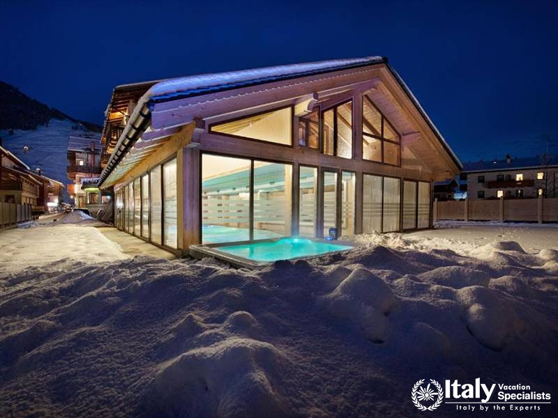 Outdoor Spa and Lounge Area in Bivio Hotel Plaza in Livigno, Italy