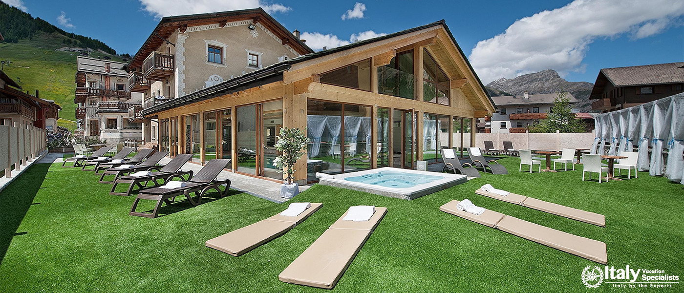 Outdoor Spa and Lounge Area in Bivio Hotel Plaza in Livigno, Italy