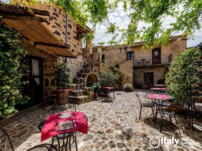 Picturesque Courtyard at Albergo Diffuso Mannois in Orosei