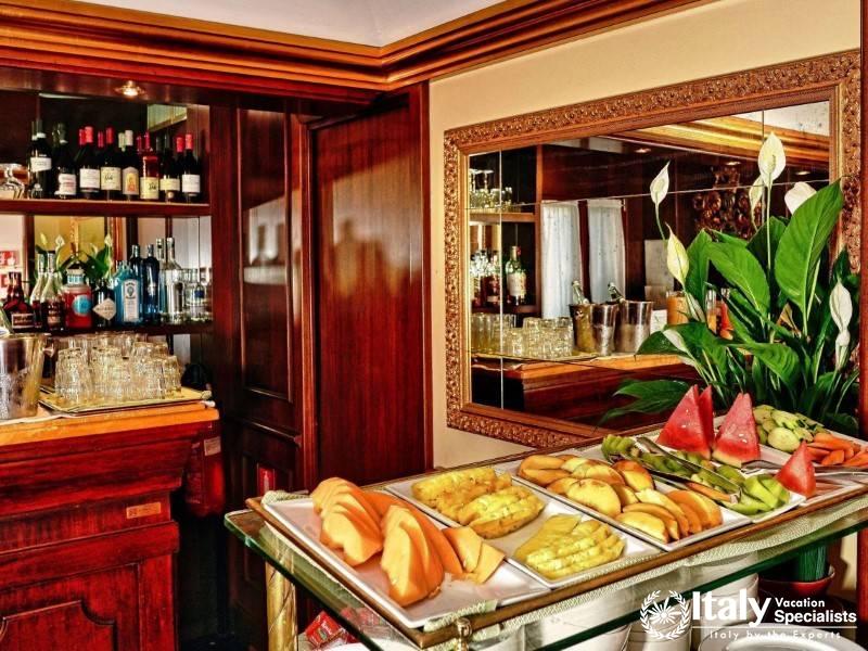Fresh fruits and a selection of beverages await guests at the Hotel Al Codega bar.