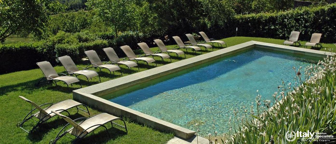 Swimming pool with peaceful environment in Hotel Palazzo Squarcialupi