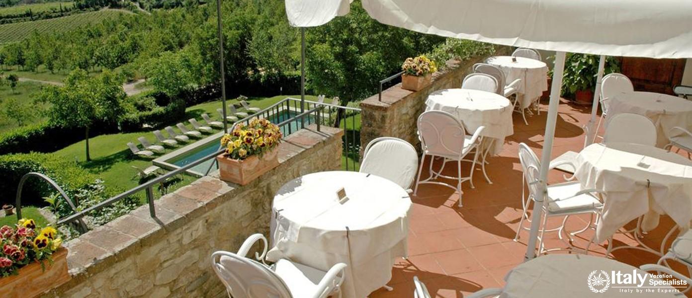 Outdoor dinningin Hotel Palazzo Squarcialupi
