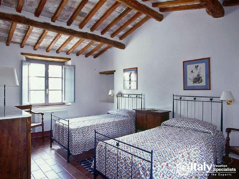 Single beds with windows in Villa Maramai