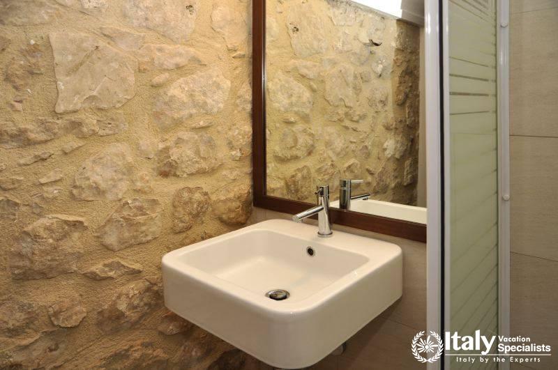 Mirror and sink in Villa Enorme