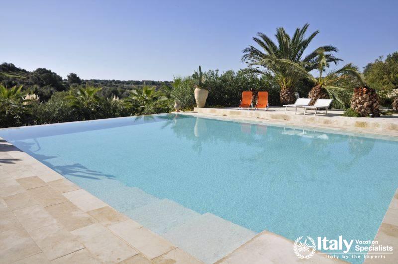 Private swimming pool in Villa Enorme