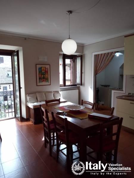 Dinning table and sitting area in Apartament Quartiere Antico