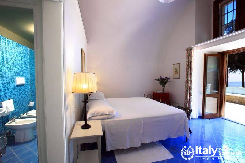 Double-bed bedroom in Villa Adriana