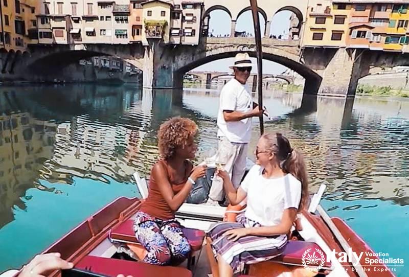 Mini cruise on the Arno River on board of a vintage Barchetto